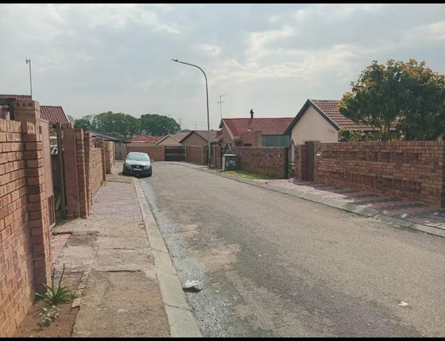 3 BEDROOM HOUSE FOR SALE IN DIEPKLOOF ZONE 3